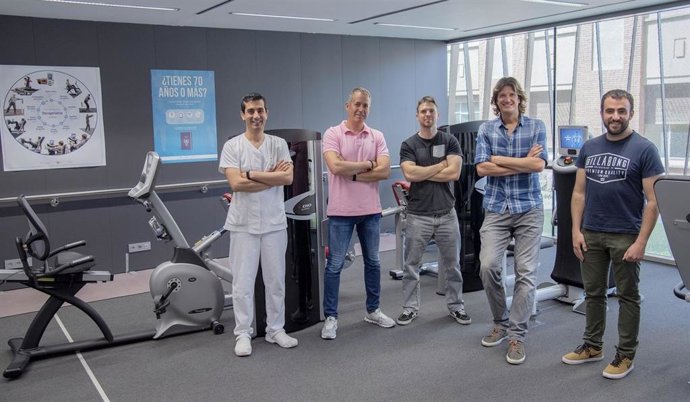 Los autores del estudio publicado en la revista PLOS Medicine posan en Navarrabiomed. De izq. A dcha.: Nicolás Martínez-Velilla, Mikel Izquierdo Redín, Mikel López Sáez de Asteasu, Fabricio Zambom Ferraresi y Arkaitz Galbete Jiménez.