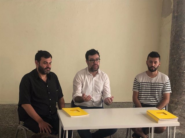 El comissari Tolo Cañellas, el tinent d'alcalde de Cultura de l'Ajuntament de Palma, Antoni Noguera, i l'artista Nauzet Major en la presentació del catàleg BOX 27