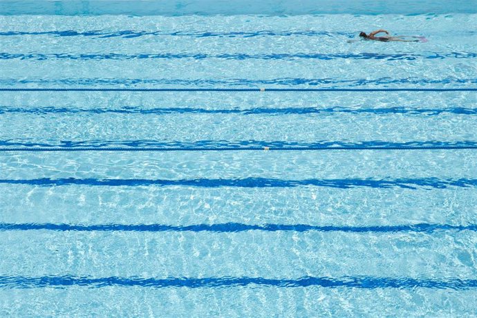 Imagen de archivo de una piscina municipal de Madrid.