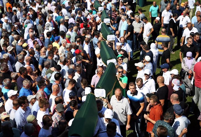 Funeral masivo en Hambarine por 86 musulmanes bosnios ejecutados por serbobosnios