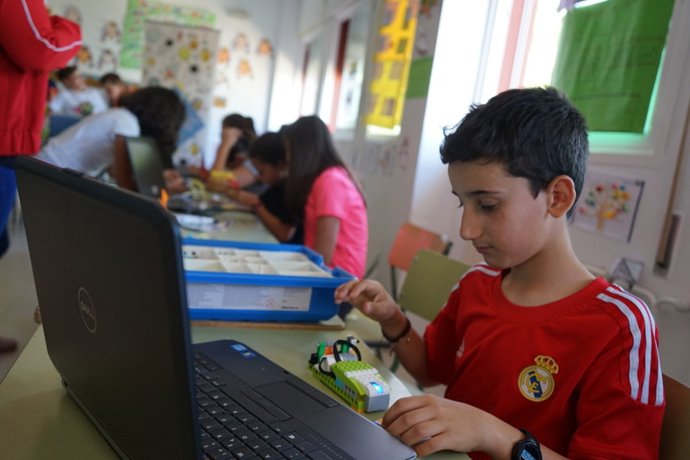 Un niño en un taller de robótica