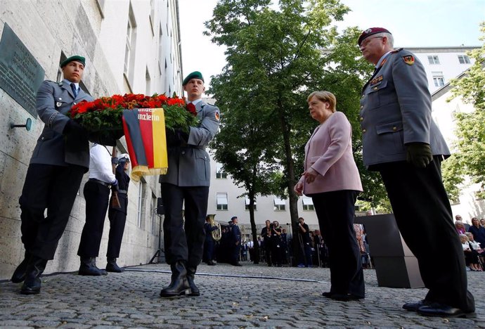 Canciller Angela Merkel durante una ceremonia militar en Berlín