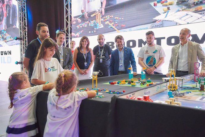 El presidente del Cabildo de Tenerife, Carlos Alonso, y el director de la Fundación Scientia, Ricard Huguet, asisten a un torneo de First Lego League en TLP Tenerife