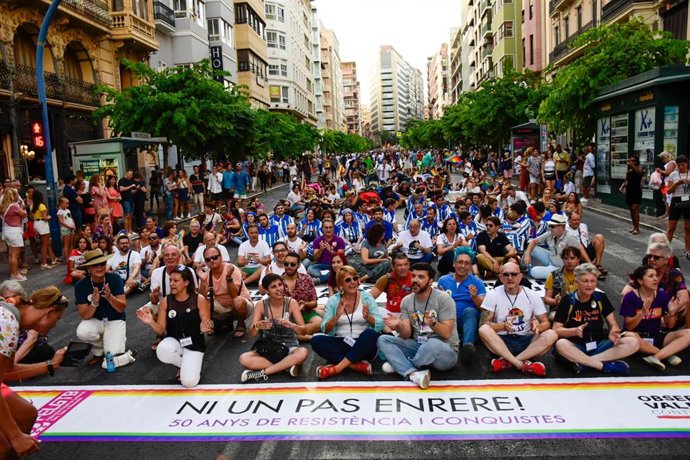 La sentada que ha protagonizado la manifestación por el día del Orgull Alacant, en Alicante.