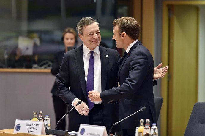 21 June 2019, Belgium, Brussels: European Central Bank Preident Mario Draghi (L) sjakes hands with President of France Emmanuel Macron during the second day of the EU summit. Photo: Pool Eric Vidal/BELGA/dpa