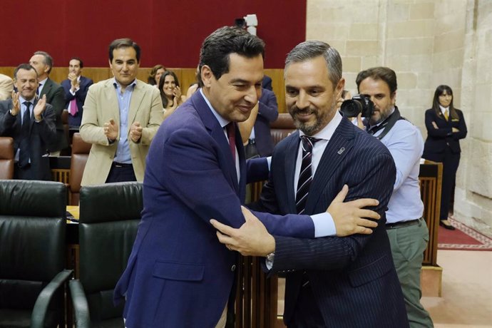 El Presidente de la Junta, Juanma Moreno, felicita al consejero de Hacienda, Juan Bravo, tras la aprobación del Presupuesto de Andalucía de 2019. 