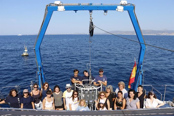 Los jóvenes ganadores y sus padres en el Buque Oceanográfico del Socib