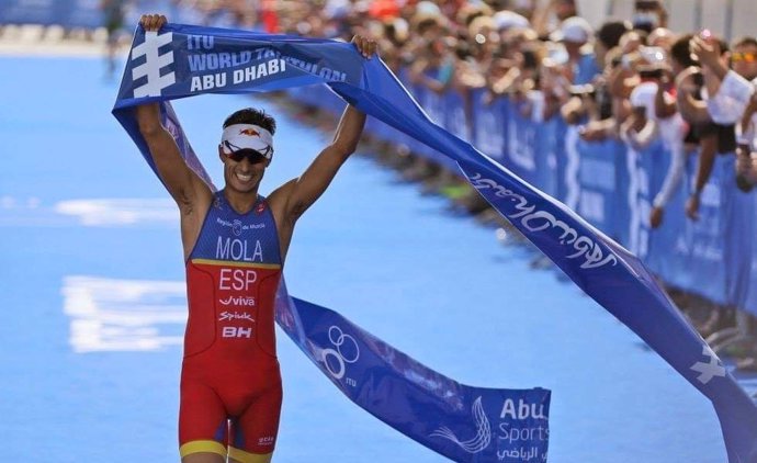 El triatleta español Mario Mola celebra un triunfo en las Series Mundiales.