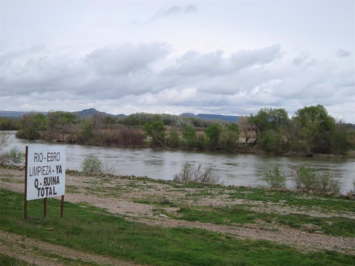El río Ebro a su paso por Novillas, cartel de protesta