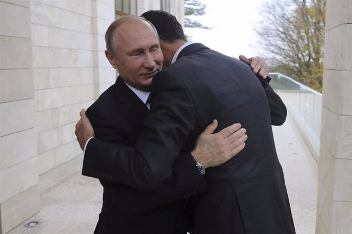 Abrazo entre los presidentes de Rusia, Vladimir Putin, y Siria, Bashar al Assad