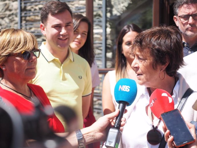 Mercedes Martín atiende en Murias de Paredes a los medios.