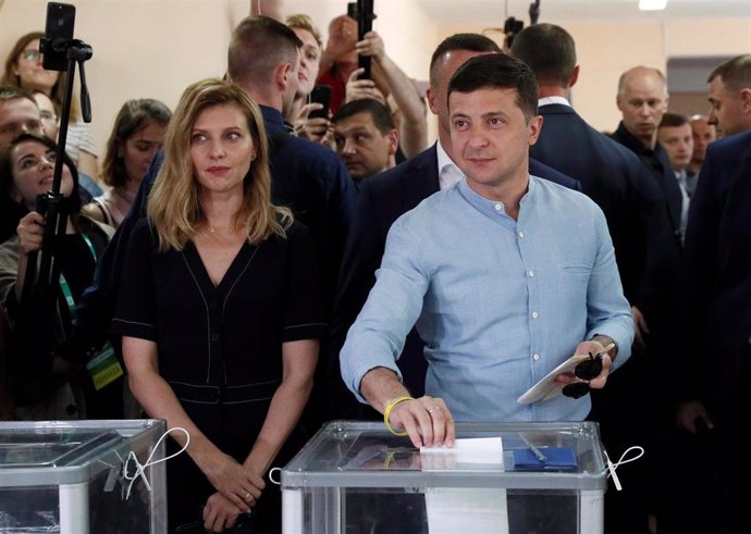 El presidente de Ucrania, Volosimir Zelenski, vota en las elecciones parlamentarias