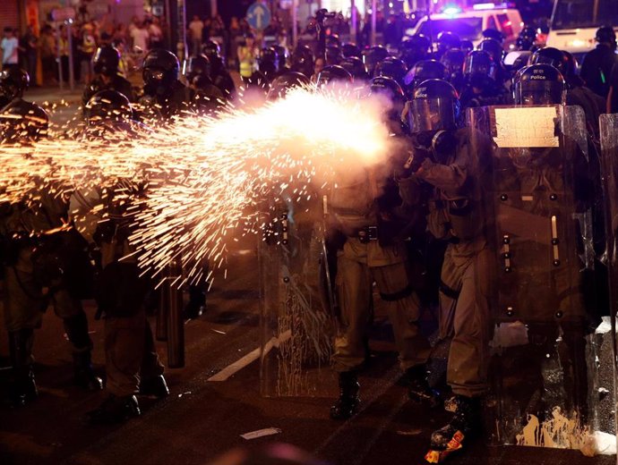 La Policía de Hong Kong dispersa a manifestantes contra ley de extradicion