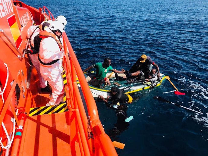 Personas rescatadas de un barcaza en una imagen de archivo
