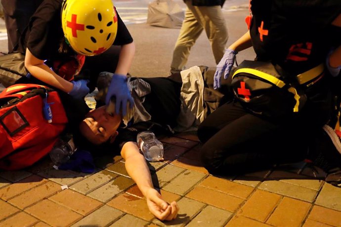 Paramédicos atienden a manifestantes de Hong Kong