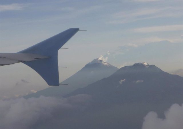 Imagen del volcán Popocatepetl y la montaña Iztaccihuatl desde un avión.