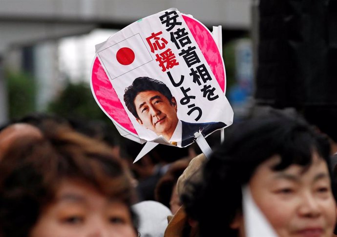 Simpatizantes del primer ministro de Japón, Shinzo Abe
