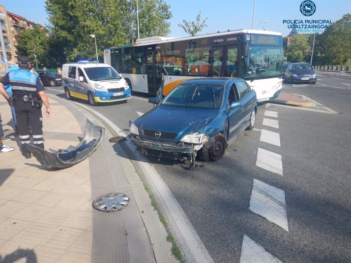 La Policía Municipal de Pamplona atiende un accidente de tráfico