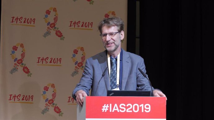 El presidente de la Sociedad Internacional de Sida, Anton Pozniak, durante el encuentro inaugual con voluntarios de IAS 2019