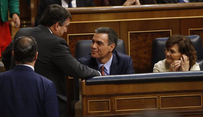 Sánchez afronta la seua investidura mentre negocia amb Podem i amb el dijous com