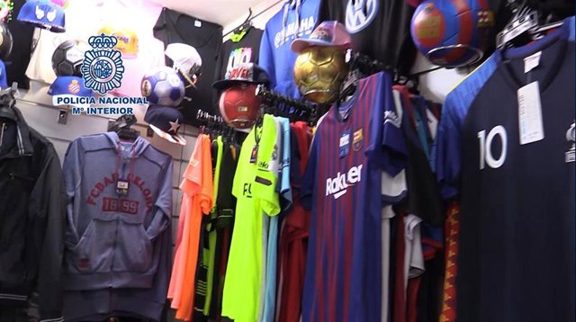 Imágen de vídeo en el que se ven artículos falsificados en un bazar de Lloret de Mar (Gerona)