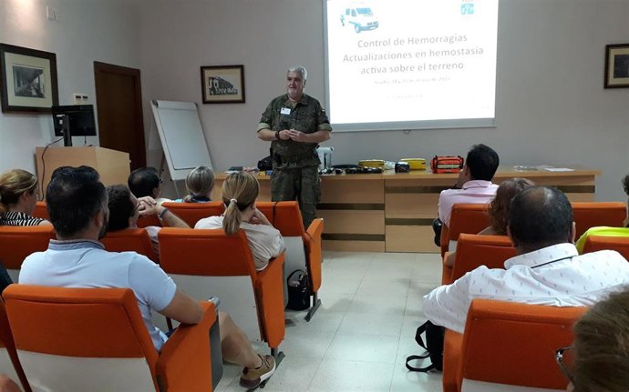 El enfermero militar, Jesús María Bueno Alonso, ofrece formación a los enfermeros del Área Sanitaria Sur de Sevilla en el salón de actos del Hospital El Tomillar.
