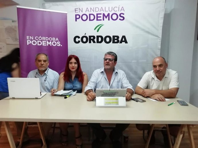 Luzmarina Dorado y Nacho Molina, entre los letrados Manuel Delgado y Luis de los Santos, en la sede de Podemos en Córdoba.