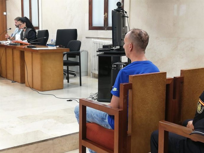 El acusado de intentar matar a un joven con una botella rota, durante el juicio en la Audiencia Provincial.