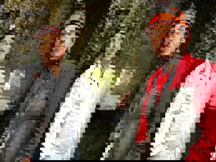 Pepe Álvarez y Mariano Carmona colocan la placa en la cueva de Las Cascajosas