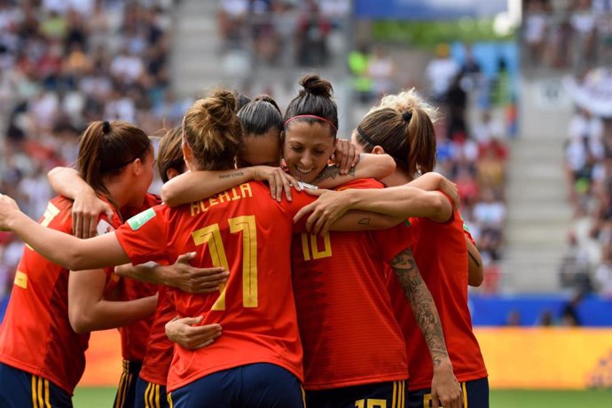 Jennifer Hermoso celebra con sus compañeras el 1-1 de la selección española femenina ante los Estados Unidos en los 1/8 del Mundial de Francia