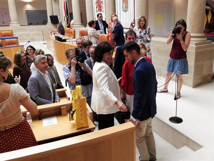 Concha Andreu saluda a Raúl Díaz tras ser éste elegido como senador autonómico por La Rioja