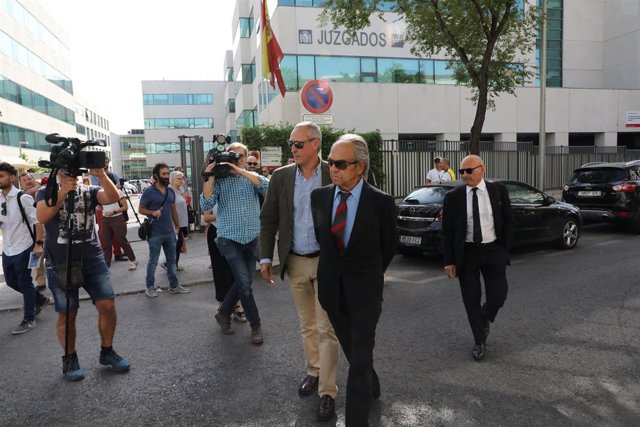 El banquero Jaime Botín (centro) acude al Juzgado de lo Penal número 27 de Madrid, donde comienza el juicio contra él, que está acusado de un delito de contrabando de bienes culturales por haber intentado sacar de España el cuadro de Picasso 'Cabeza de mu
