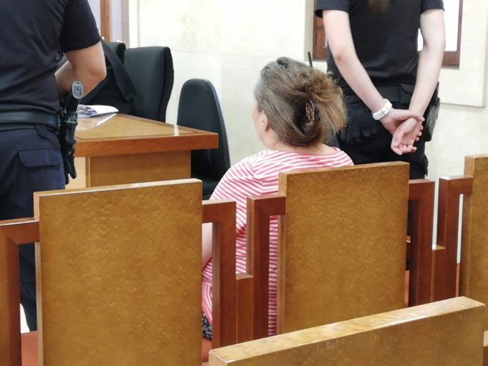 La mujer acusada de intentar asesinar a su hermana atacándola con un cuchillo, en el juicio en la Audiencia Provincial.