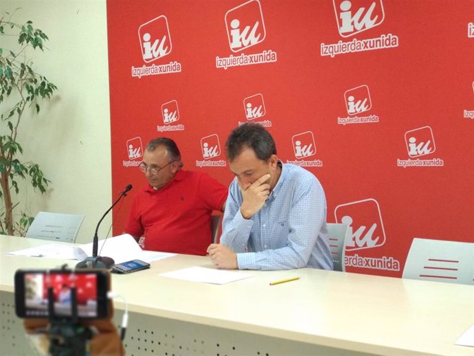 El diputado de IU Ovidio Zapico, en rueda de prensa junto al presidente del comité de empresa de Aucalsa, Juan Carlos González.
