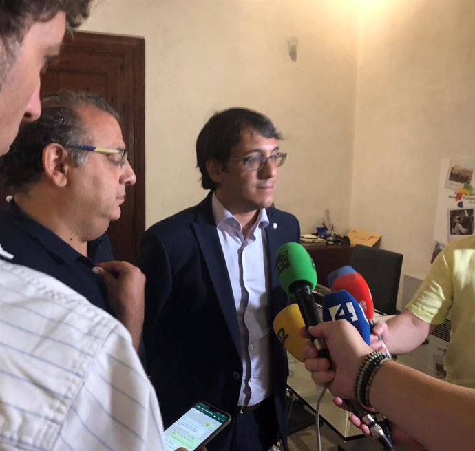 El conseller de Modelo Económico, Turismo y Trabajo, Iago Negueruela y el alcalde de Calvi, Alfonso Rodríguez