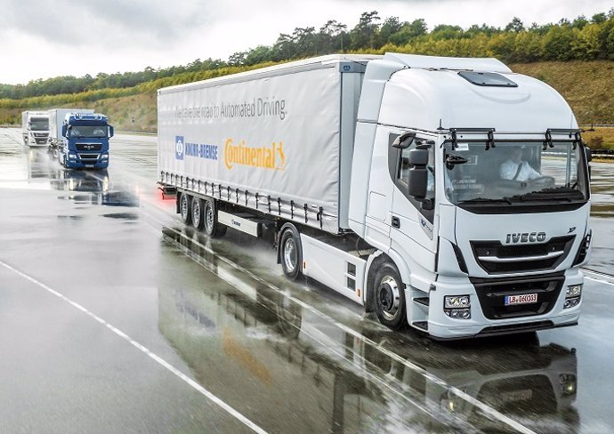 Sistema de conducción en convoy de tres camiones de Continental y Knorr-Bremse