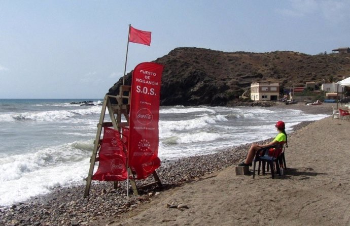 La bandera roja, izada en una playa de la Región de Murcia