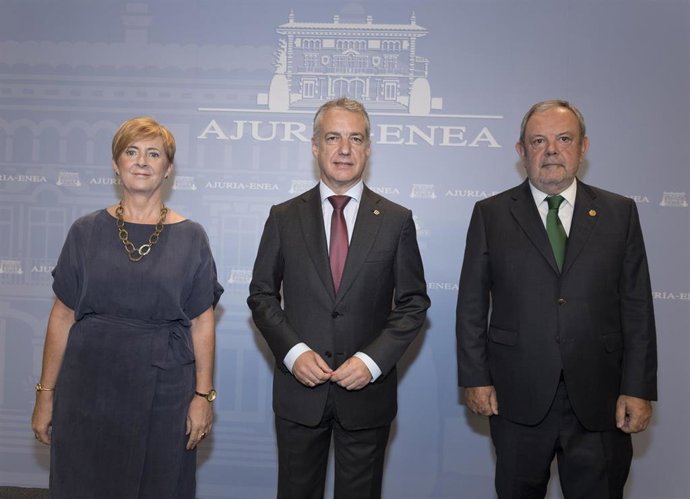El lehendakari, Iñigo Urkullu, acompañado de la consejera de Desarrollo Económico e Infraestructuras, Arantxa Tapia, y del consejero de Hacienda y Economía, Pedro Azpiazu,