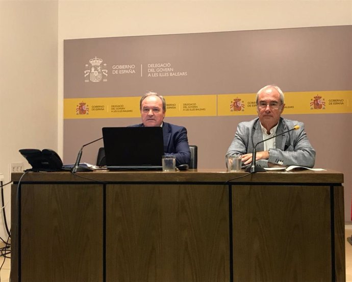 El subdirector General de Planificación y Gestión del Espectro Radioeléctrico del Ministerio de Economía y Empresa, Antonio Fernández-Paniagua, y el delegado del Gobierno en Baleares en funciones, Ramon Morey, en rueda de prensa