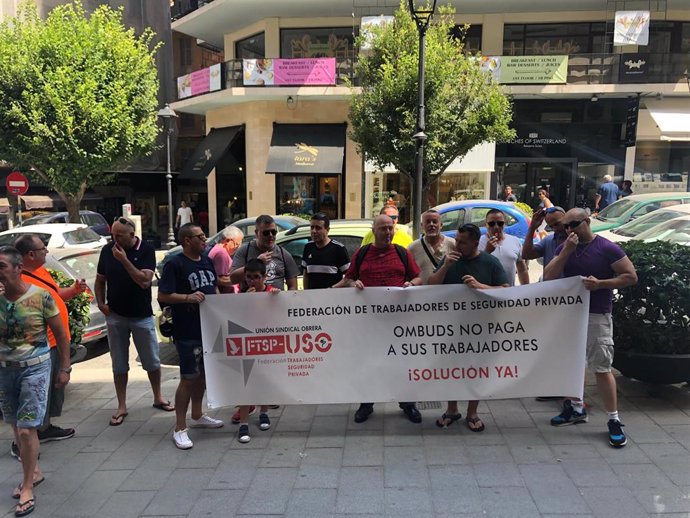 Trabajadores de la empresa Ombuds se concentran delante de Correos para exigir que se les paguen las nóminas atrasadas