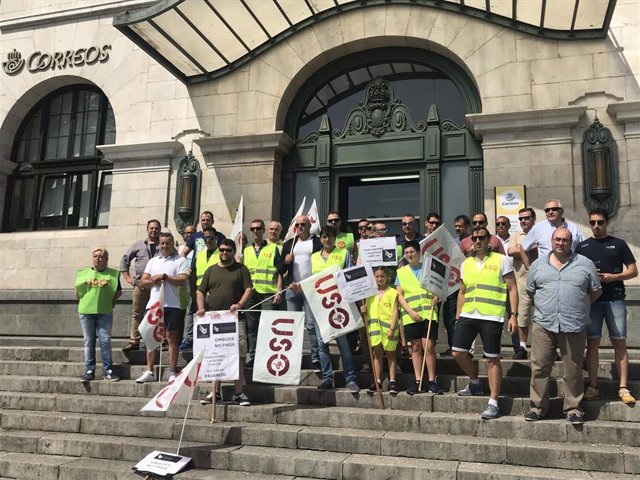 Concentración de los trabajadores de la empresa de seguridad Ombuds en Correos