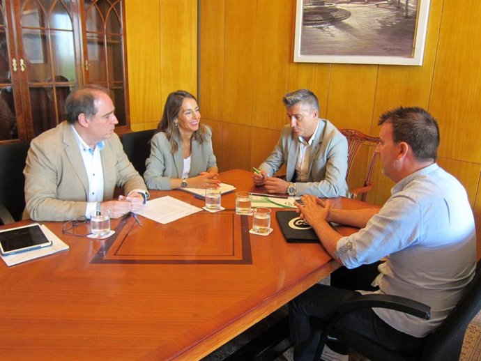 Representantes del Ayuntamiento de Zaragoza, María Navarro y Alfonso Mendoza se reúnen con el presidente provincial del CSIF, Alberto Juan.