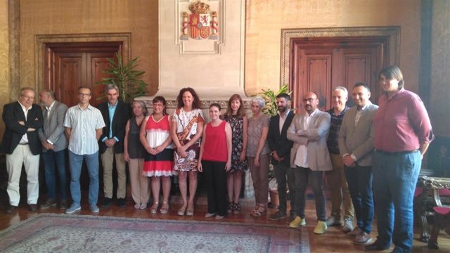 La presidenta del Consell, Catalina Cladera, junto a los nuevos directores insulares y secrtarios técnicos de la institución insular.