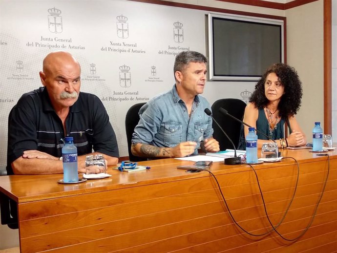 Rueda de prensa de los representantes de CSI en el ERA, Canor González y Elena García, junto al diputado de Podemos Rafael Palacios, en el centro.