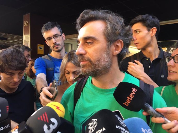 El portavoz de la PAH Santi Mas de Xaxs, este lunes tras reunirse con el Gobierno, la Generalitat y el Ayuntamiento de Barcelona