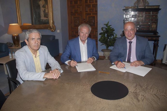 El presidente de la Diputación de Córdoba, Antonio Ruiz (dcha.), firma el convenio