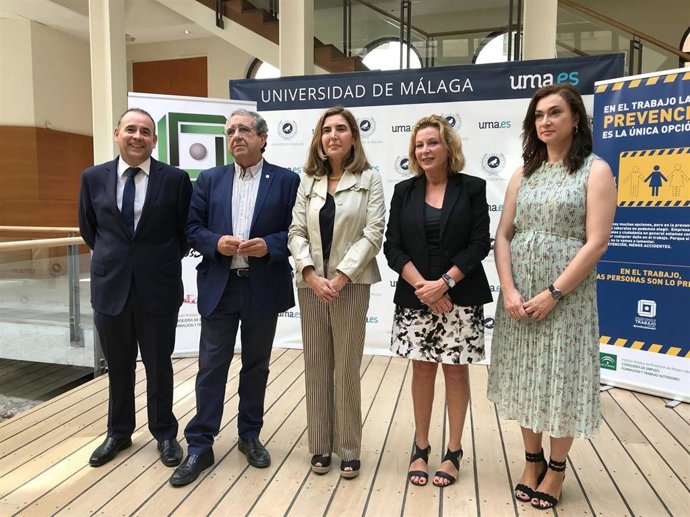 La consejera de Empleo, Rocío Blanco y el rector de la UMA, José Ángel Narváez