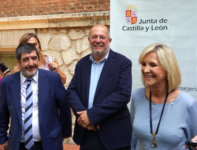 El vicepresidente de la Junta de Castilla y León, Francisco Igea, en el centro, junto a la consejera de Sanidad, Verónica Casado, y al gerente de Sacyl, Manuel Mitadiel.