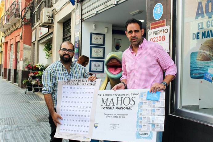 El propietario de la administración de loterías El Boquerón de Oro, Francisco Segovia, y el presidente de Mahos, Javier Frutos.
