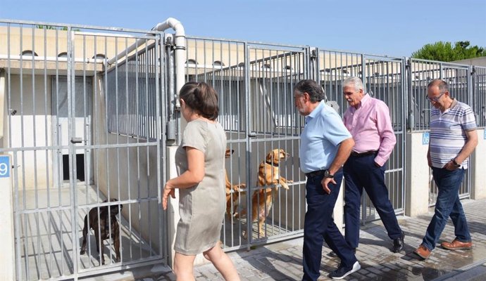 Concejales del PSOE visitando el Centro de Protección Animal.